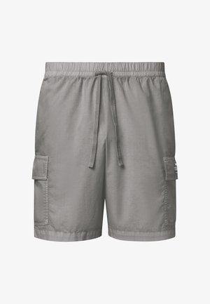 Grå herrecargoshorts med elastisk talje, snøre og klaplommer på begge sider, vist på hvid baggrund.
