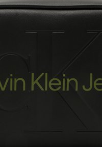 Calvin Klein Jeans SCULPTED CAMERA MONO - Torba preko tijela - black/sharp green