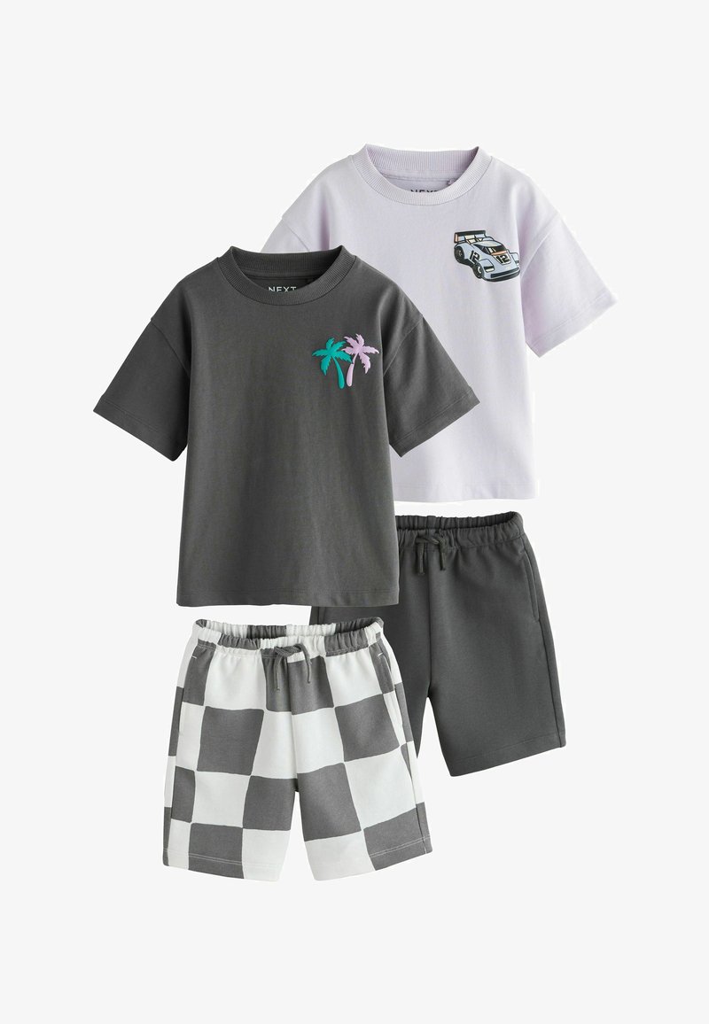 Zwei kurzärmelige Kinder-T-Shirts, eines in Dunkelgrau mit Palmenmuster, eines in Weiß mit Rennwagen-Print, kombiniert mit dunkelgrauen und karierten Shorts.