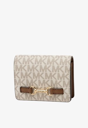 Kompakt beige pung med gentaget MK-mønster, brun læderrem og guldfarvet Michael Kors låsdetalje.