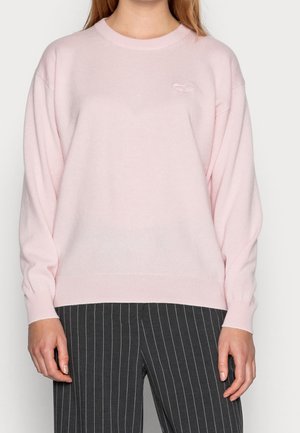Maglione rosa chiaro con scollo a barca, polsini e orlo a costine. Presenta un ricamo del logo del marchio in modo discreto sul petto. Tessuto morbido.
