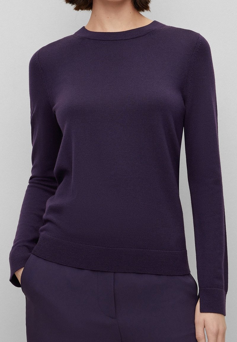 Lila långärmad tröja med rund halsringning, ribbade ärmslut och ribbad nederkant. Mjuk, slät tyg med en figurnära design.