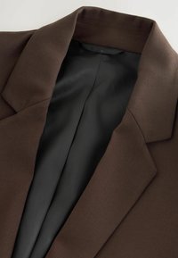 REGULAR FIT - Bleiseri - chocolate brown