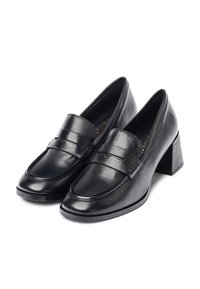 Mocasines de cuero negro con punta redondeada, cinta decorativa y tacón de bloque texturizado. Acabado suave con un ligero brillo.