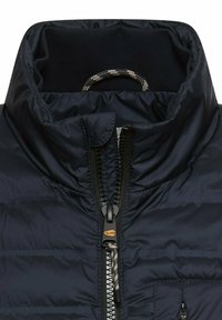 Mørkeblå dunjakke med høj krave, central lynlås og en lille brystlomme. Tekstureret stof med quiltede detaljer og en farverig trækk-tab.