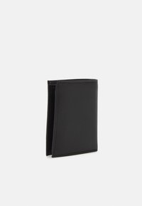Portefeuille en cuir noir avec une finition texturée, design bi-fold et couture visible. Forme compacte avec un profil fin.