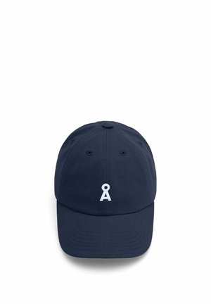 Cappellino da baseball blu navy con foro a chiave bianco e logo con lettera "A" centrato sul davanti, mostrato su sfondo bianco.