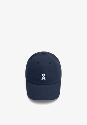 Marineblauwe honkbalpet met een wit sleutelgat en letter "A" logo gecentreerd aan de voorkant, getoond tegen een witte achtergrond.