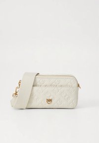 Světle béžová kabelka přes rameno z texturované kůže. Má zipové zapínání, dekorativní zlaté kování a odnímatelný látkový popruh.