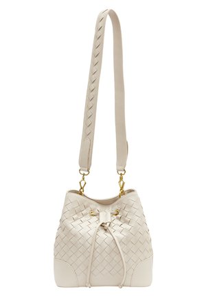 Borsa a secchio in pelle beige con texture intrecciata, tracolla regolabile in corda, chiusura con laccio e rifiniture in hardware color oro.