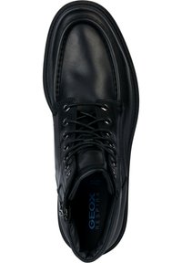 Bota de cuero negra con punta redonda, ocho ojetes, superficie texturizada y cremallera lateral. Interior etiquetado como "GEOX RESPIRA".