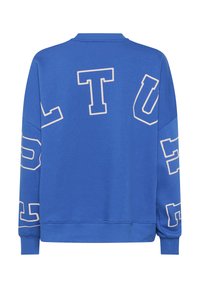 Felpa blu con grandi lettere bianche contornate che compongono parzialmente una parola sulla schiena e sulle maniche, polsini e orlo a coste.