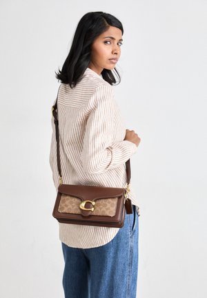 COACH SIGNATURE TABBY SHOULDER BAG - Borsa a tracolla - tan brown