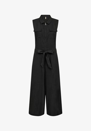 Musta õhuke kombinesoon, millel on krae, eesne lukuga, kaks rinna-taskut ja seotud talje, et luua keha kohandatud sobivus. Lai sääredisain.