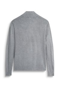 Suéter de punto gris con mangas largas, cuello tipo solapa y textura suave. Presenta un color sólido sin patrones ni acentos adicionales.