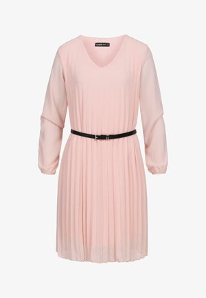 Világos rózsaszín, pliszírozott ruha hosszú ujjakkal, V-kivágással és fekete övvel, amely a derekát hangsúlyozza. Simább textúra és laza kialakítás.