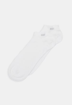 Weiße Baumwollknöchelsocken mit einer glatten Textur und einem dezenten grauen Logo an den Bündchen. Einfaches, unauffälliges Design.