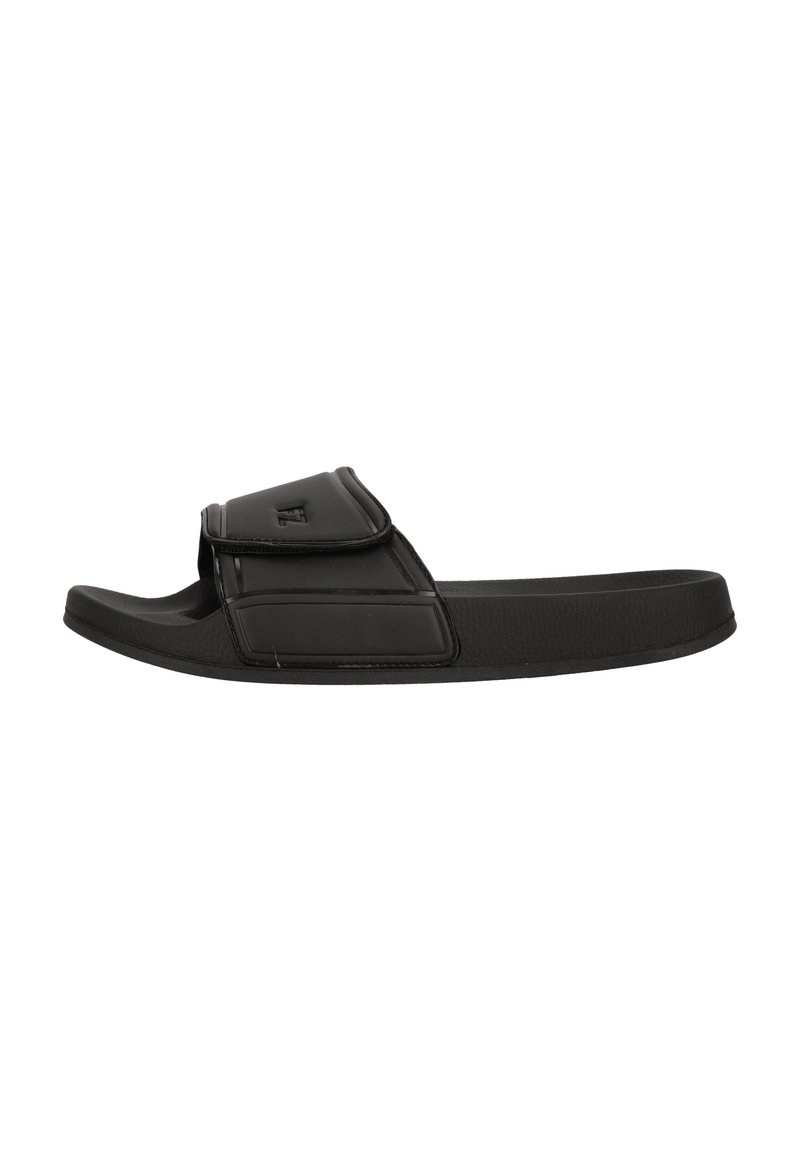 Svart slide-sandal med justerbar rem och texturerad sula, presenterad i sidovy mot vit bakgrund.