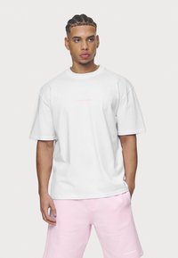Pegador COLNE LOGO TEE - Apdrukāts T-krekls - white/bubblegum