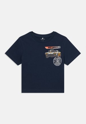 T-shirt de algodão azul marinho com um gráfico "Hot Wheels" de um carro e design de pneu. Mangas curtas e gola redonda, com uma textura suave.