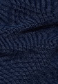 Marineblauer strukturierter Stoff mit einem gerippten Muster, der ein gleichmäßiges Gewebe und leichte Dehnbarkeit für Flexibilität aufweist. Weiche und strukturierte Oberfläche.