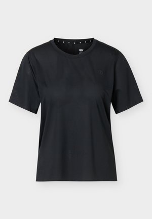 Tricou sport negru cu mâneci scurte, guler rotund și logo subtil pe pieptul stâng, prezentat pe un fundal simplu deschis.