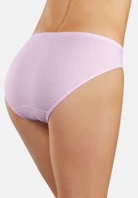 Culotte en coton côtelé de couleur violet clair, au design sans couture, avec une taille haute et des bords lisses pour plus de confort.