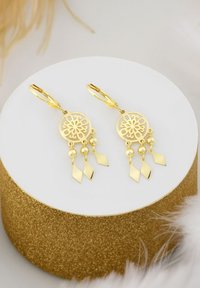 Guldhängande örhängen med cirkulär filigran-design, med pärl-accenter och triangulära hängen som dinglar från basen.