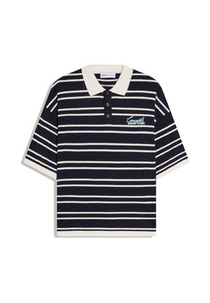 Marineblå og hvide, kortærmede polo skjorte med hvid krave, tre-knaps slids og teksten "Concept Archive Studio" på brystet.