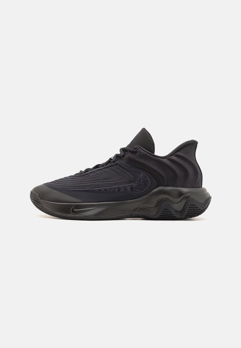 Baskets de sport noires avec semelle à motif ondulé, dessus texturé, fermeture à lacets et col rembourré bas, vues de profil sur fond blanc.