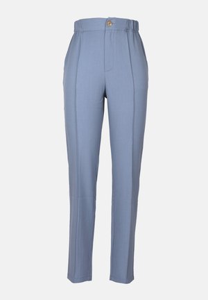 Jasnoniebieskie dopasowane spodnie z wysokim stanem, z fałdami z przodu i pojedynczym zapięciem na guzik. Tkanina ma gładką strukturę z minimalnymi detalami w szwach.