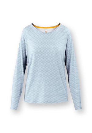 Hellblaue Langarmbluse mit einem strukturierten Muster, das Schuppen ähnelt, rundem Ausschnitt, kontrastierendem gelbem Innenkragen und weichem Stoff.