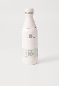 Botella de agua de acero inoxidable rosa con un diseño delgado, banda de acento plateada y una etiqueta que indica una capacidad de 12 oz (355 mL) y función de hidratación.