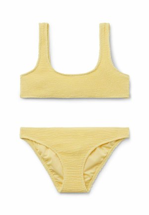 Gelber strukturierter zweiteiliger Bikini mit Scoop-Neck-Oberteil und klassischem Bikinihöschen vor weißem Hintergrund.