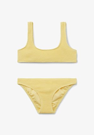 Gul tekstureret todelt bikini med en top med rund halsudskæring og klassisk bikiniunderdel på en hvid baggrund.