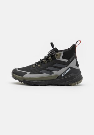 FREE - Hiking shoes - core black/carbon/olive strata