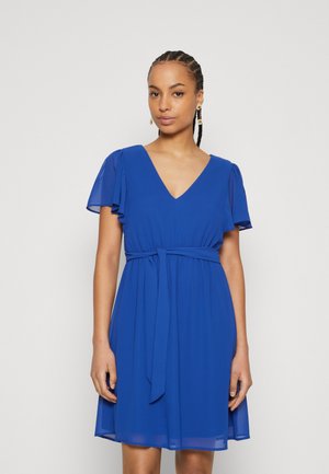 Rochie din chiffon albastru cu decolteu în V și mâneci cu volane, având un cordon legat în talie și o margine până la genunchi. Textură netedă pe întreaga suprafață.