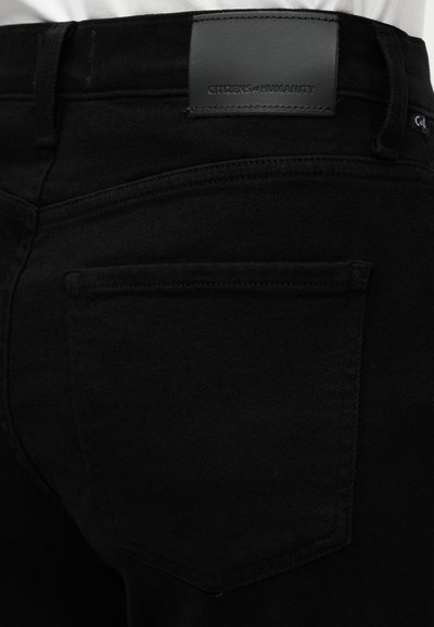 Μαύρο τζιν με λεία υφή, που διαθέτει ορθογώνια πίσω τσέπη και δερμάτινο διακοσμητικ ό με την επιγραφή "CITIZENS of HUMANITY".