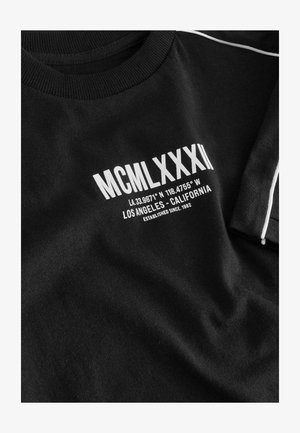 Čierna bavlnená mikina s okrúhlym výstrihom a bielym potlačeným textom. Obsahuje súradnice a detaily "Los Angeles - Kalifornia".