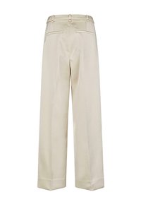 Beige vida byxor med bälteshällor och två horisontella bakfickor, visade bakifrån mot en vit bakgrund.