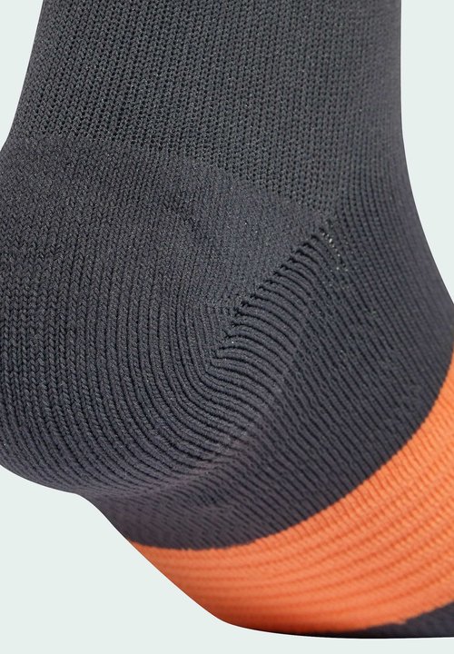 adidas RUNXGRAFIC - Sports socks - dusky orange — photo 3