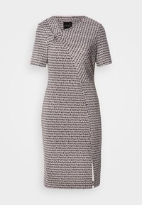 Robe à manches courtes en tissu gris clair avec un motif texturé noir. Présente un design angulé et une fente latérale pour faciliter les mouvements.