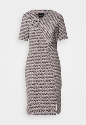 Vestido de mangas curtas em tecido cinza claro com um padrão texturizado em preto. Apresenta um design angular e uma fenda lateral para maior liberdade de movimento.
