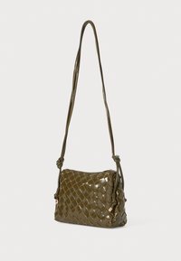 Olivgrüne Schultertasche aus geflochtenem Leder mit glänzender Oberfläche, ausgestattet mit einem geknoteten Riemen und einem Reißverschluss. Quadratische Form mit geflochtenem Muster.