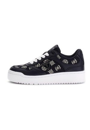 Schwarz-weißer Sneaker in niedriger Ausführung mit weißen Schnürsenkeln, gemustertem Stoffoberteil und dicker weißer Sohle, mit Guess-Logo an der Seite.