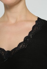 CALIDA Langarmshirt »Richesse Lace«, mit feiner Spitze an Dekolleté und
