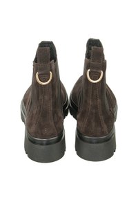 Braune Wildleder-Ankle Boots mit strukturiertem Finish, elastischen seitlichen Einsätzen und goldfarbenen Hardware-Akzenten an der Ferse. Gummisohle für besseren Halt.