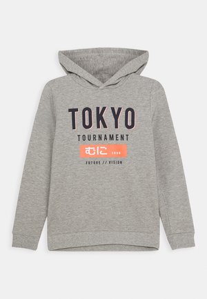 Grauer Kapuzenpullover mit dem Aufdruck "TOKYO TOURNAMENT", japanischen Schriftzeichen, "1996" und "FUTURE // VISION" auf der Vorderseite.