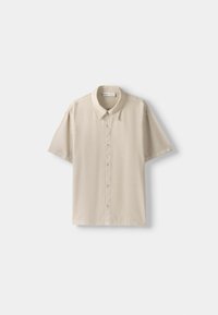 Koszula na krótki rękaw w kolorze beżowym, wykonana z lekkiego, gładkiego materiału, z klasycznym kołnierzem i subtelną teksturą.