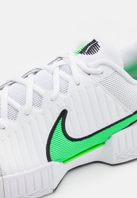 Nike Performance CHALLENGE PRO - Tennissko til multicourt - white/poison green/black